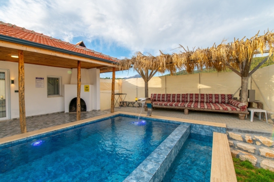 Fethiye Karaağaç’ta konumlanan Villa Dark’ın korunaklı havuz ve veranda bölümü.