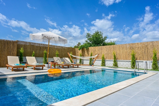 Seydikemer’de bulunan Villa Leon’un özel havuzu, şezlong alanı ve sakin doğa manzarasıyla keyifli tatil imkanı.