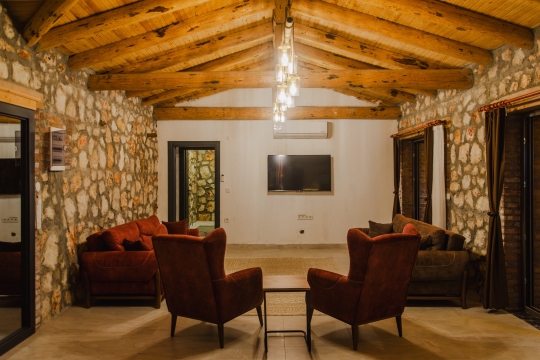 Doğa içerisinde ahşap tavanlı muhafazakar villa salon dekorasyonu