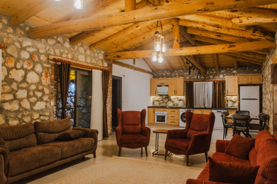 Fethiye muhafazakar villa geniş salon ve şömineli oturma alanı