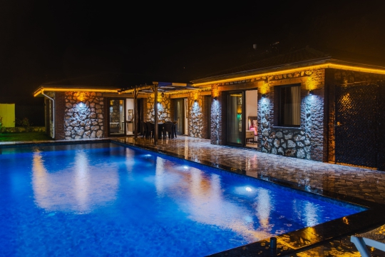 Villa Egem özel yüzme havuzu ve taş mimarili lüks tatil villası dış görünümü