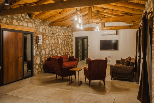 Seydikemer kiralık villa açık mutfak ve oturma alanı görünümü