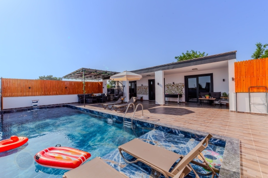 Kalkan Çavdır Villa Nefira’da özel havuz ve geniş güneşlenme alanı