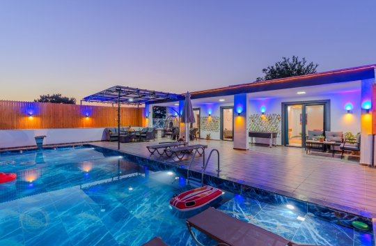 Villa Nefira Kalkan Çavdır’da akşam manzaralı havuz keyfi