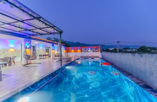 Kalkan Çavdır’da Villa Nefira’da uzun ve korunaklı yüzme havuzu