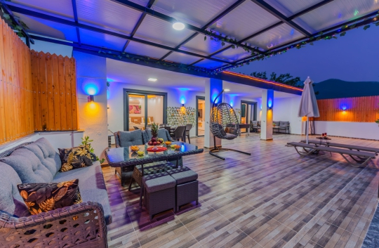 Villa Nefira Kalkan Çavdır’da aydınlatmalı veranda ve lüks oturma alanı