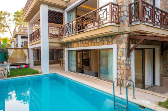 Villa Eleas Duo’nun havuz ve bahçe alanı; Göcek’te geniş aileler ve kalabalık arkadaş grupları için uygun, özel havuzlu müstakil villa.