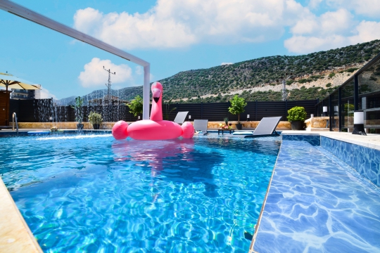 Demre’de doğa manzarasına sahip Villa Lacivert 2’nin geniş havuzu ve huzurlu tatil konsepti.