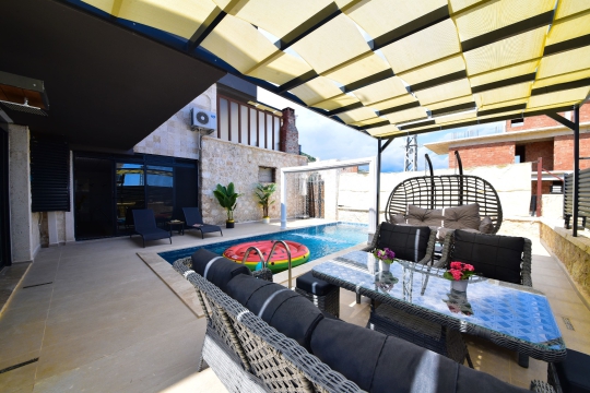 Villa Lacivert’in özel havuzunda keyifli sunum alanı ve şık tasarımıyla unutulmaz villa tatili.