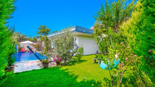 Villa Medi’nin geniş ve yemyeşil bahçesi, doğa ile iç içe sakin bir atmosfer sunar. Balayı çiftleri ve muhafazakâr aileler için izole bir tatil ortamı oluşturulmuştur.