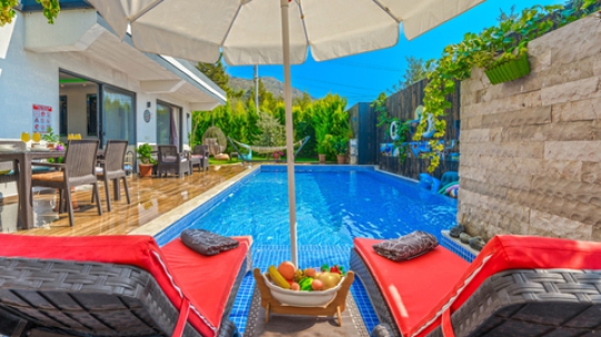 Villa Medi’nin geniş ve yemyeşil bahçesi, doğa ile iç içe sakin bir atmosfer sunar. Balayı çiftleri ve muhafazakâr aileler için izole bir tatil ortamı oluşturulmuştur.