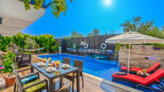 Havuz başında kahvaltı ve yemek keyfi yapabileceğiniz şık oturma alanı, Villa Medi’nin sunduğu ayrıcalıklı detaylardan biridir. Doğa manzarası eşliğinde unutulmaz anlar yaşayabilirsiniz