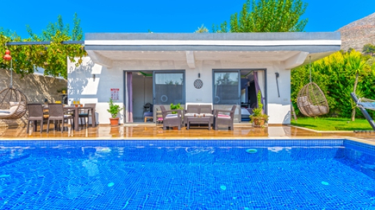 Havuz başında kahvaltı ve yemek keyfi yapabileceğiniz şık oturma alanı, Villa Medi’nin sunduğu ayrıcalıklı detaylardan biridir. Doğa manzarası eşliğinde unutulmaz anlar yaşayabilirsiniz