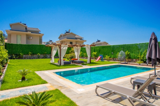 Şezlonglu havuz alanı Villa Mavi 3 güneşlenme alanı