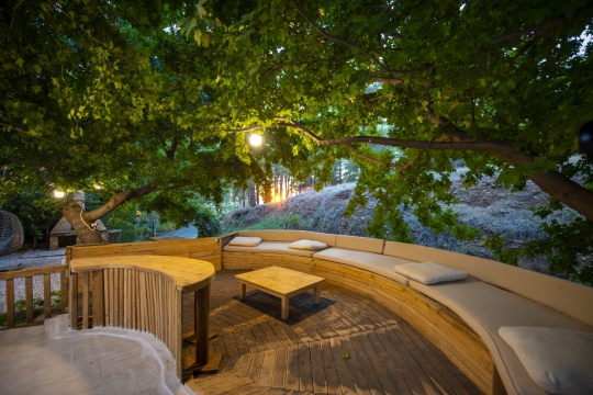 Esenköy'de Villa Ezgi havuz alanı yanında keyifle vakit geçirmelik oturma alanı 