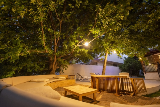 Fethiye Esenköy’de Villa Ezgi geniş bahçe ve oturma alanı