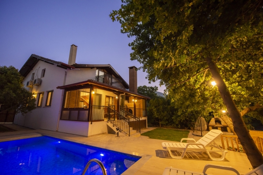 Villa Ezgi geniş bahçesi ve havuz başı dinlenme alanı