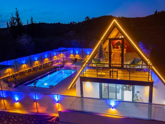 Villa Yaren | Saklıkent Yakını 2+1 Açık Hava Jakuzili Kiralık Villa