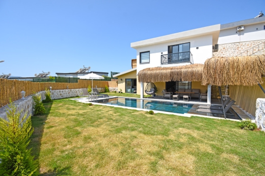 Villa Can Duo'nun geniş bahçesi, özel yüzme havuzu ve modern tasarımıyla Kalkan Çayköy'de ayrıcalıklı villa tatili.