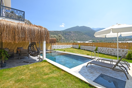 Villa Can Duo Kalkan Çayköy'de korunaklı özel havuzu ve geniş güneşlenme alanıyla muhafazakar villa konforu sunmaktadır.