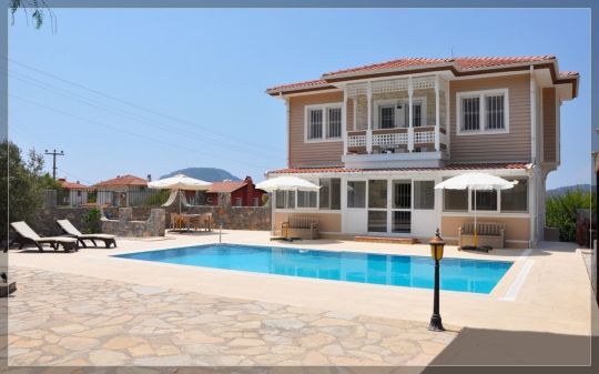 Fethiye Ovacık Villa Twins 15’in özel havuzu, geniş bahçe alanı ve aile tatiline uygun müstakil villa görünümü.