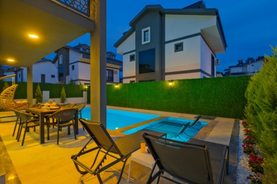 Fethiye’de özel havuzlu kiralık villa havuz terası ve dinlenme alanı.
