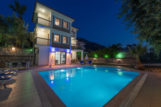 Gece ışıklandırmalı havuz manzarasıyla Villa Öğüt, Fethiye Ovacık kiralık villa seçeneği