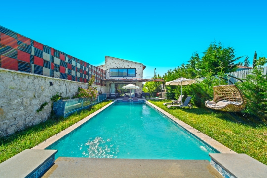 Seydikemer Demirler Köyü'nde bulunan Villa Demirbey Konağı'nın modern mimarisi ve özel havuzuyla konforlu bir villa tatili sizi bekliyor.