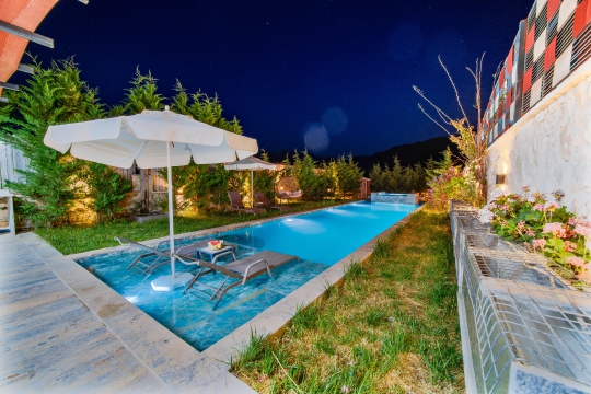 Villa Demirbey Konağı'nın gece aydınlatmalı özel havuzu, jakuzili ve muhafazakâr konseptiyle unutulmaz akşamlar sunuyor.