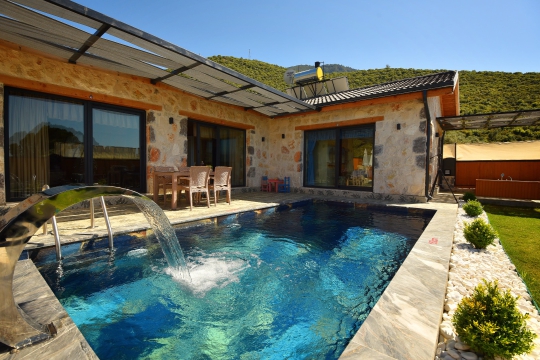 Gözlerden uzak muhafazakar havuz konsepti Villa Yaprak