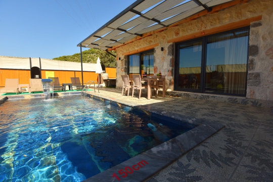 Açık hava jakuzili Villa Yaprak bahçe ve veranda alanı genel görünüm