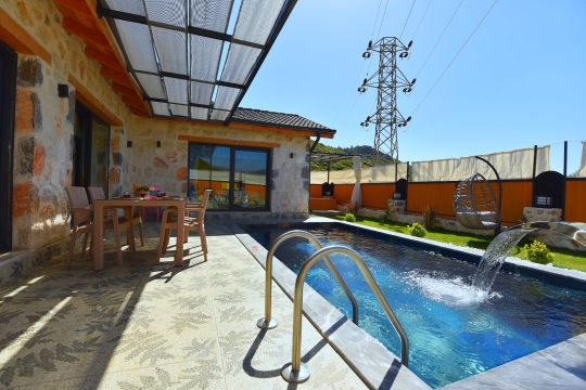 Açık hava jakuzili Villa Yaprak bahçe ve veranda alanı genel görünüm