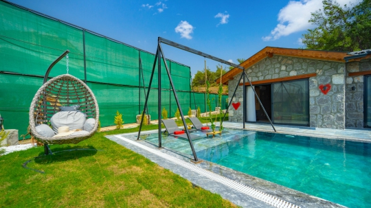 Villa New Star 1'de özel havuz, salıncak ve geniş bahçesiyle muhafazakâr ailelere uygun konforlu tatil.