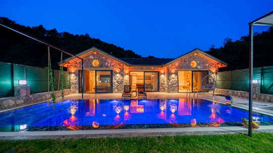 Villa New Star 2'nin gece aydınlatmalı taş villası ve korunaklı özel havuzuyla muhafazakâr tatil fırsatı.