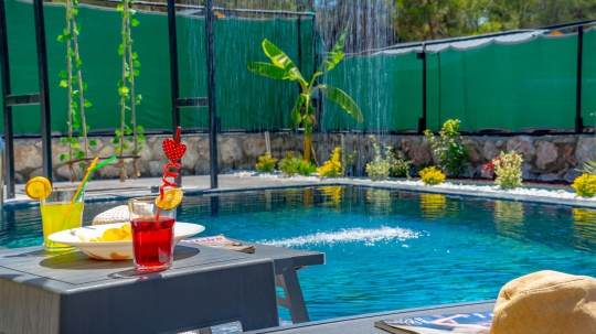 Fethiye Çalış'ta yer alan Villa Sunny 1'in geniş özel havuzu ve doğa içerisinde huzurlu bahçe alanı.