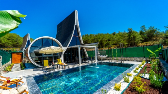 Fethiye Çalış'ta yer alan Villa Sunny 3'ün özel havuzu ve doğa içerisinde huzurlu bahçesiyle konforlu tatil deneyimi.