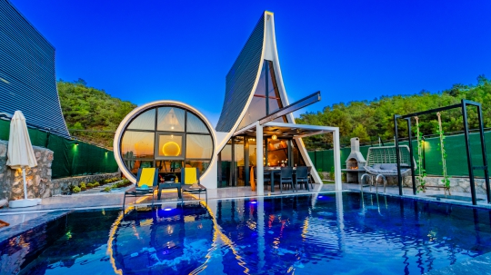 ethiye Çalış Villa Sunny 1'in özel yüzme havuzu ve doğayla iç içe konumuyla huzurlu tatil atmosferi.