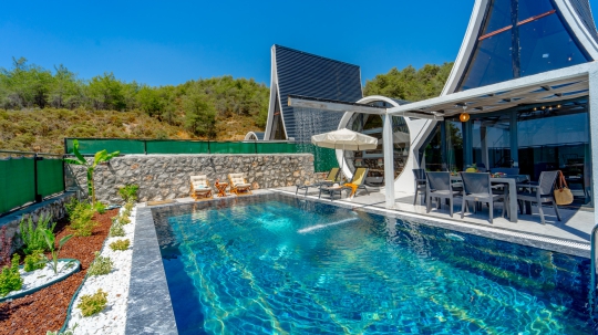 Fethiye Çalış'ta bulunan Villa Sunny 3'ün ferah havuz alanı ve modern bungalov tasarımıyla ayrıcalıklı konaklama.