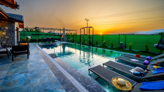 Özel havuzlu Villa Nimo Duo, Fethiye Çalış'ta akşam aydınlatmalı bahçesi ve geniş terasıyla konforlu konaklama imkânı sağlamaktadır.