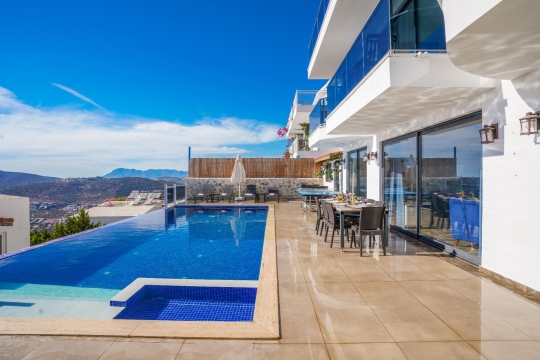 Kalkan Kördere’deki Villa New Porto’nun sonsuzluk havuzu, panoramik deniz manzarası ve geniş güneşlenme terası.