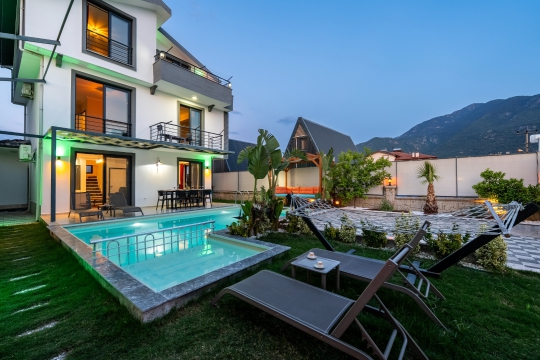 Fethiye Karaçulha Villa Alin’in özel havuzu, geniş bahçesi ve modern dış yaşam alanlarıyla huzurlu tatil görünümü.