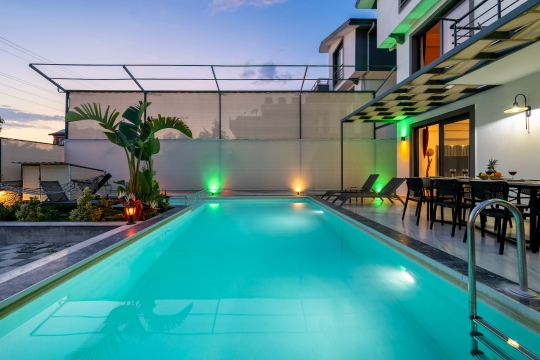 Fethiye Villa Alin’in gece aydınlatmalı özel yüzme havuzu ve modern bahçe alanı, keyifli bir tatil atmosferi oluşturuyor.
