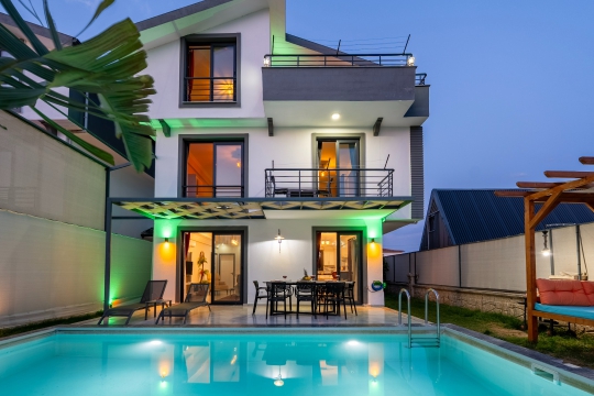 Villa Alin’in modern mimarisi, özel havuzu ve geniş bahçesiyle Fethiye Karaçulha’da şık ve konforlu villa deneyimi.