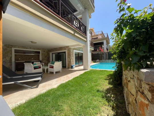 . Villa Eleas’ın bahçe ve özel havuz alanı; Fethiye Göcek’te jakuzili, korunaklı özel havuzlu 4+1 tatil villası.