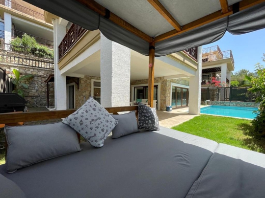 Villa Eleas’ın üstü kapalı dinlenme alanı; Göcek’te özel havuzlu villa konforunda açık havada keyifli vakit geçirme imkânı.