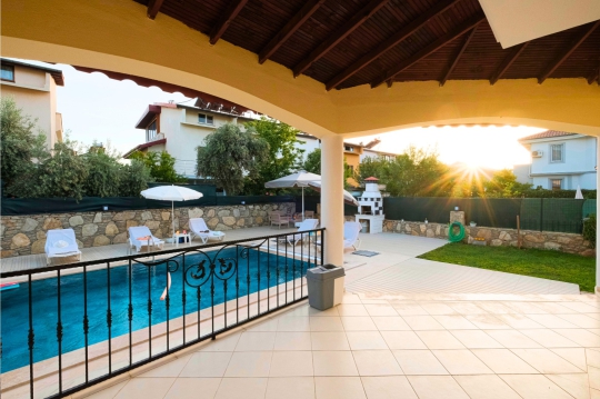 Fethiye Çiftlik Villa Beta’nın özel havuz manzaralı geniş terası, bahçe mobilyaları ve ferah dış yaşam alanı.