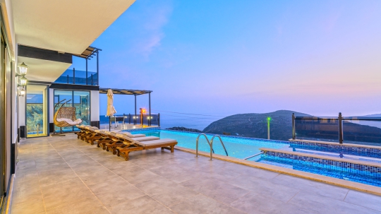 Kalkan Ordu’daki Villa Boho 1’in özel havuzu, deniz manzarası ve şezlonglarla çevrili geniş güneşlenme terasıyla dikkat çekmektedir.