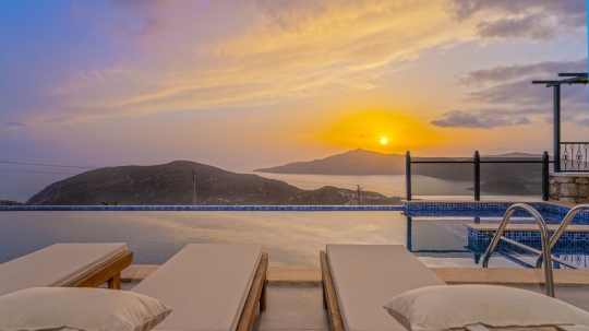 Villa Boho 1’in panoramik deniz manzaralı terası, gün batımı ve konforlu dinlenme alanıyla Kalkan’da huzurlu bir tatil atmosferi sunmaktadır.