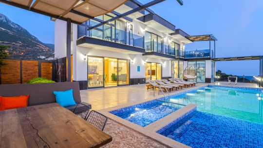 Villa Boho 1’in modern dış cephesi, özel yüzme havuzu ve havuz başı dinlenme alanları lüks ve konforlu bir tatil ortamı oluşturmaktadır.