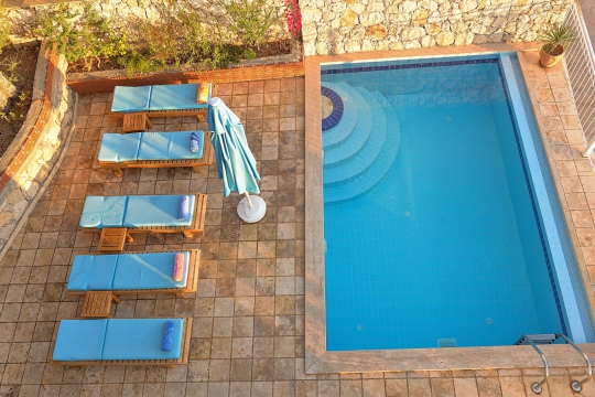 Villa Cotto’nun 6 x 4 metre ölçülerindeki özel yüzme havuzu ve havuz başında yer alan şezlongları, misafirlere rahat bir dinlenme alanı sunmaktadır.